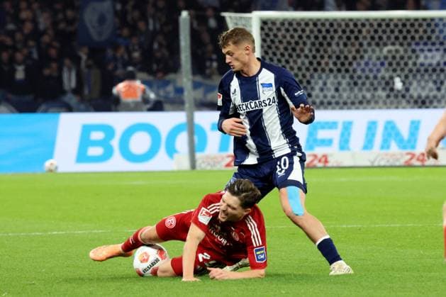DEU, DFL, 2. FBL, Hertha BSC vs. Forrtuna Duesseldorf, 25.10.2025, Berliner Olympiastadion, Berlin, DEU, DFL, 2. FBL, Hertha BSC vs. Forrtuna Duesseldorf, im Bild Michael Cuisance (Hertha BSC Berlin 10), FLORENT MUSLIJA (Fortuna Duesseldorf 24) DFL - regulations prohibit any use of Photographs as image sequences and or quasi-video