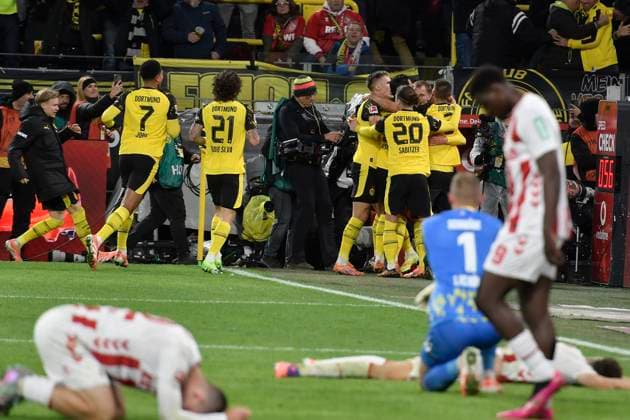 Maximilian Beier (Dortmund 14) jubelt nach dem Tor zum 1:0 mit der Mannschaft, die Spieler von Koeln frustriert am Boden 25.10.2025 Fussball Borussia Dortmund vs 1. FC Koeln , Signal Iduna Park, Dortmund, DFB DFL REGULATIONS PROHIBIT ANY USE OF PHOTOGRAPHS AS IMAGE SEQUENCES AND OR QUASI-VIDEO