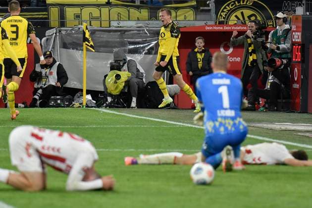 Maximilian Beier (Dortmund 14) jubelt nach dem Tor zum 1:0, die Spieler von Koeln frustriert am Boden 25.10.2025 Fussball Borussia Dortmund vs 1. FC Koeln , Signal Iduna Park, Dortmund, DFB DFL REGULATIONS PROHIBIT ANY USE OF PHOTOGRAPHS AS IMAGE SEQUENCES AND OR QUASI-VIDEO