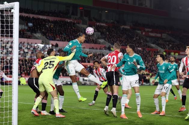 Brentford v Liverpool 25 October 2025 Brentford - Premier League Football - Brentford FC v Liverpool FC - Virgil van Dijk of Liverpool heads the ball away from a long throw as Liverpool goalkeeper Giorgi Mamardashvili moves to punch the ball - (Photo by Mark Leech). Brentford Greater London UK Copyright: xMarkxLeechxOffside