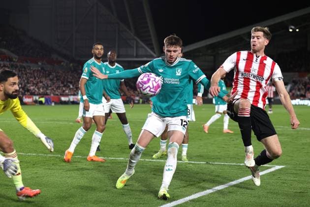 Brentford v Liverpool 25 October 2025 Brentford - Premier League Football - Brentford FC v Liverpool FC - Conor Bradley of Liverpool under pressure from Kristoffer Ajer of Brentford - (Photo by Mark Leech). Brentford Greater London UK Copyright: xMarkxLeechxOffside