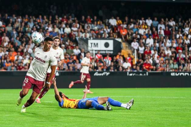 October 25, 2025, Valencia, Valencia, SPAIN: Santiago Mourino of Villarreal CF in action during the Spanish league, La Liga EA Sports, football match played between Valencia CF and Villarreal at Mestalla stadium on October 25, 2025, in Valencia, Spain. Valencia SPAIN - ZUMAa181 20251025_zaa_a181_319 Copyright: xIvanxTerronx