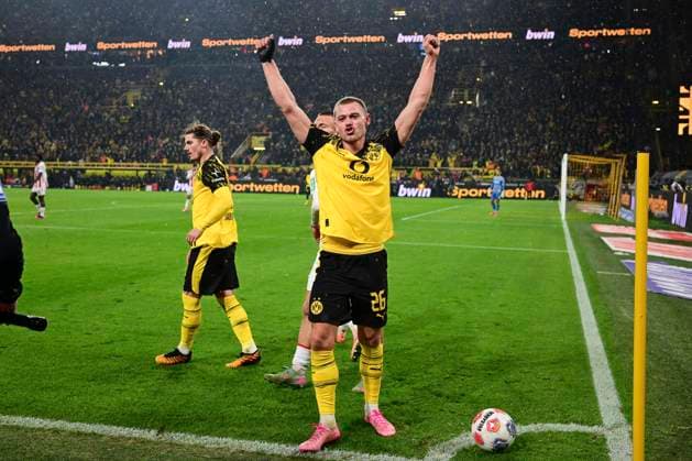 Julian Ryerson 26 (Borussia Dortmund), Borussia Dortmund vs. 1.FC Koeln, Fussball, 1. Bundesliga, 08. Spieltag, 25.10.2025 DFB regulations prohibit any use of photographs as image sequences and or quasi-video Dortmund Nordrhein-Westfalen Deutschland