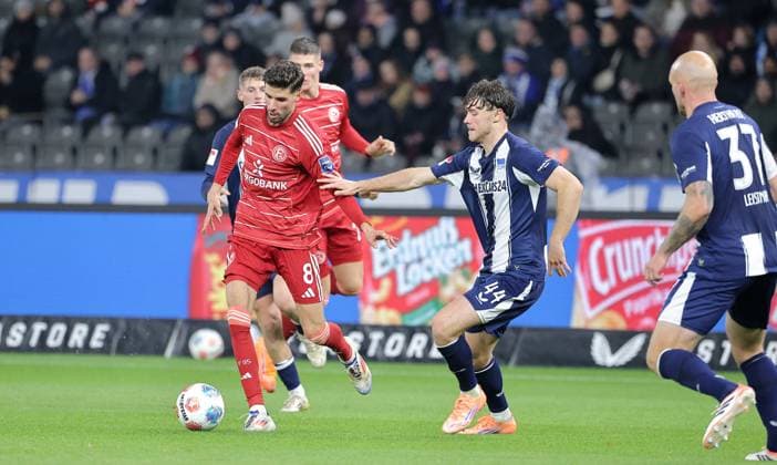 Anouar El Azzouzi am Ball, Linus Gechter Zweikampf Spielszene Aktion Fußball Fussball DFL 2.Bundesliga Herren 10. Spieltag Saison 2025 2026 25.10.2025 Hertha BSC Berlin vs. Fortuna Düsseldorf DFL regulations prohibit any use of photographs as image sequences and or quasi-video