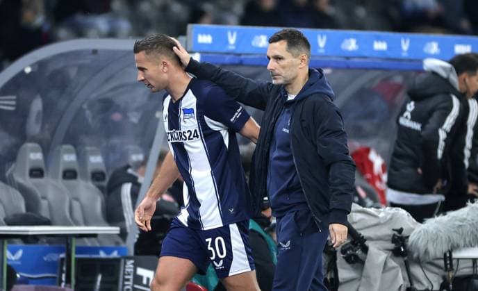Auswechselung Paul Seguin, Trainer Stefan Leitl Aktion Oberkörper Fußball Fussball DFL 2.Bundesliga Herren 10. Spieltag Saison 2025 2026 25.10.2025 Hertha BSC Berlin vs. Fortuna Düsseldorf DFL regulations prohibit any use of photographs as image sequences and or quasi-video