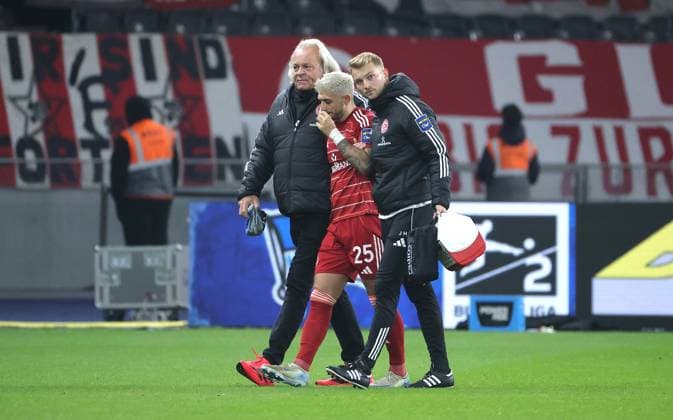 Matthias Zimmermann geht verletzt vom Platz Verletzung Fußball Fussball DFL 2.Bundesliga Herren 10. Spieltag Saison 2025 2026 25.10.2025 Hertha BSC Berlin vs. Fortuna Düsseldorf DFL regulations prohibit any use of photographs as image sequences and or quasi-video