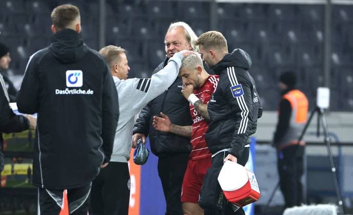 Trainer Markus Anfang, Matthias Zimmermann geht verletzt vom Platz Verletzung Fußball Fussball DFL 2.Bundesliga Herren 10. Spieltag Saison 2025 2026 25.10.2025 Hertha BSC Berlin vs. Fortuna Düsseldorf DFL regulations prohibit any use of photographs as image sequences and or quasi-video