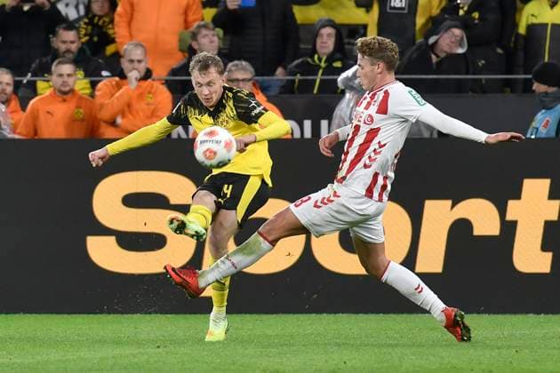 v. li. im Bild Maximilian Beier (Dortmund 14) Sebastian Sebulonsen (Koeln 28) 25.10.2025 Fussball Borussia Dortmund vs 1. FC Koeln , Signal Iduna Park, Dortmund, DFB DFL REGULATIONS PROHIBIT ANY USE OF PHOTOGRAPHS AS IMAGE SEQUENCES AND OR QUASI-VIDEO