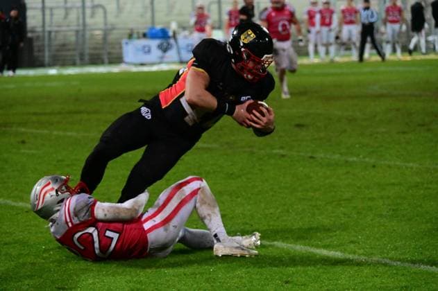 25.10.2025 xkhx Krefeld Grotenburg-Stadion American-Football-Europameisterschaft 2025 Deutschland - Österreich Leon Helm (44, GER) gegen Matthias Rebl (32, AuT)