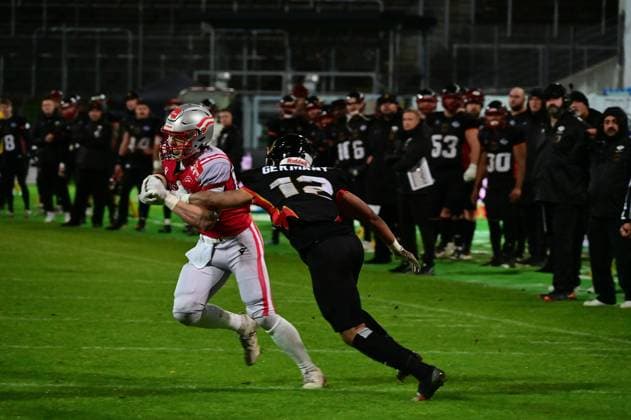 25.10.2025 xkhx Krefeld Grotenburg-Stadion American-Football-Europameisterschaft 2025 Deutschland - Österreich Yannick Mair (14, AUT) gegen Omorodion Victor (12, GER)