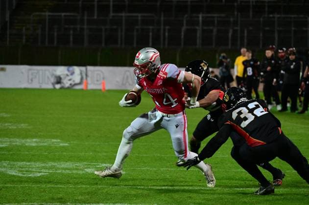 25.10.2025 xkhx Krefeld Grotenburg-Stadion American-Football-Europameisterschaft 2025 Deutschland - Österreich Yannick Mair (14, AUT) gegen Omorodion Victor (12, GER)
