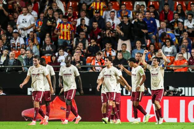 October 25, 2025, Valencia, Valencia, SPAIN: Gerard Moreno of Villarreal CF celebrates a goal with teammates during the Spanish league, La Liga EA Sports, football match played between Valencia CF and Villarreal at Mestalla stadium on October 25, 2025, in Valencia, Spain. Valencia SPAIN - ZUMAa181 20251025_zaa_a181_352 Copyright: xIvanxTerronx