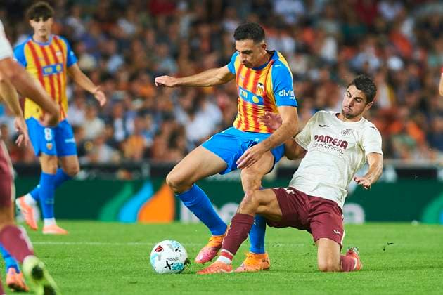 Cesar Tarrega (Valencia CF) and Santi Comesana (Villarreal CF) during the LaLiga EA Sports match between Valencia CF and Villarreal CF at Estadio de Mestalla on October 25, 2025 in Valencia, Spain. (Photo by Maria Jose Segovia DeFodi Images) Cesar Tarrega Valencia CF and Santi Comesana Villarreal CF during the LaLiga EA Sports match between Valencia CF and Villarreal CF at Estadio de Mestalla on October 25, 2025 in Valencia, Spain Photo by Maria Jose Segovia DeFodi Images