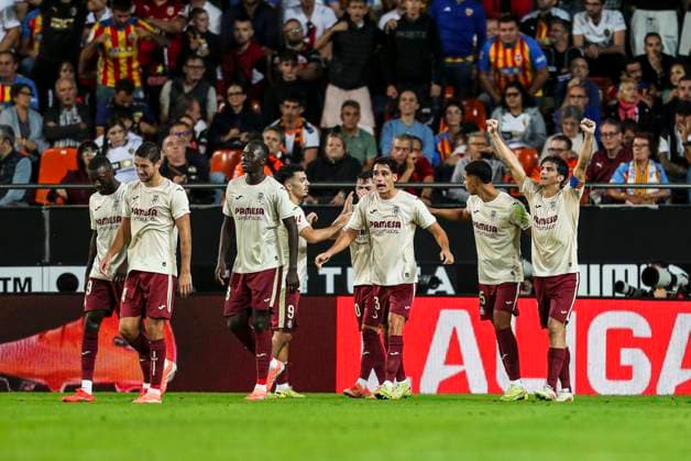 October 25, 2025, Valencia, Valencia, SPAIN: Gerard Moreno of Villarreal CF celebrates a goal with teammates during the Spanish league, La Liga EA Sports, football match played between Valencia CF and Villarreal at Mestalla stadium on October 25, 2025, in Valencia, Spain. Valencia SPAIN - ZUMAa181 20251025_zaa_a181_349 Copyright: xIvanxTerronx