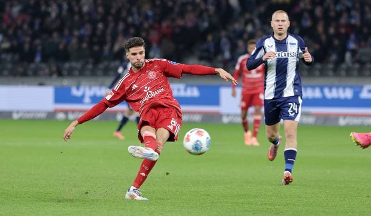 Anouar El Azzouzi am Ball, Jon Dagur Thorsteinsson Zweikampf Spielszene Aktion Fußball Fussball DFL 2.Bundesliga Herren 10. Spieltag Saison 2025 2026 25.10.2025 Hertha BSC Berlin vs. Fortuna Düsseldorf DFL regulations prohibit any use of photographs as image sequences and or quasi-video