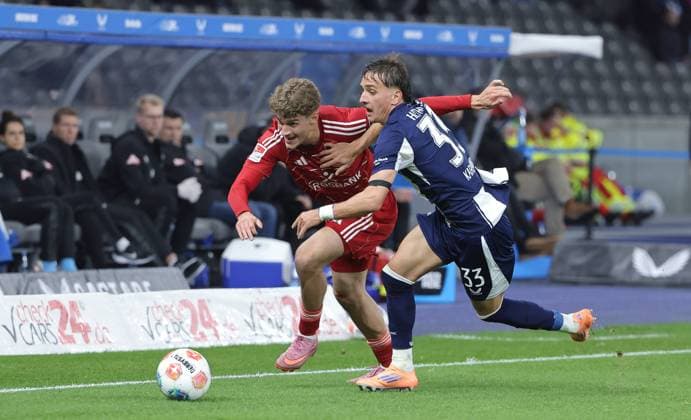 Luca Raimund, Michal Karbownik Zweikampf Spielszene Aktion Fußball Fussball DFL 2.Bundesliga Herren 10. Spieltag Saison 2025 2026 25.10.2025 Hertha BSC Berlin vs. Fortuna Düsseldorf DFL regulations prohibit any use of photographs as image sequences and or quasi-video