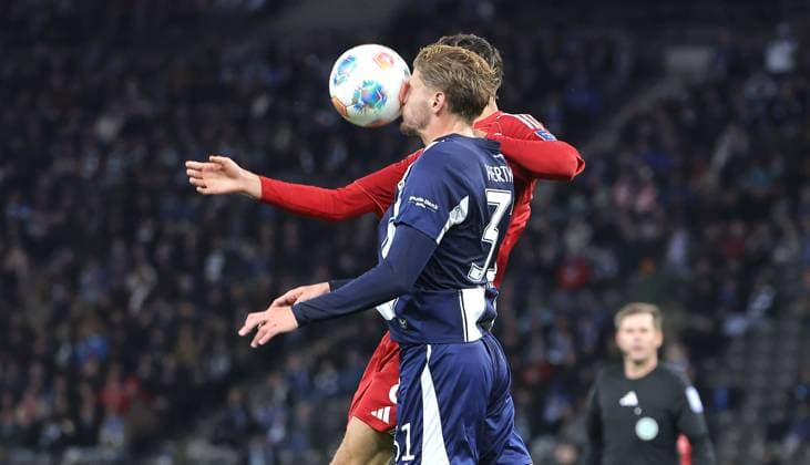 Anouar El Azzouzi, Marton Dardai Zweikampf Spielszene Aktion Fußball Fussball DFL 2.Bundesliga Herren 10. Spieltag Saison 2025 2026 25.10.2025 Hertha BSC Berlin vs. Fortuna Düsseldorf DFL regulations prohibit any use of photographs as image sequences and or quasi-video