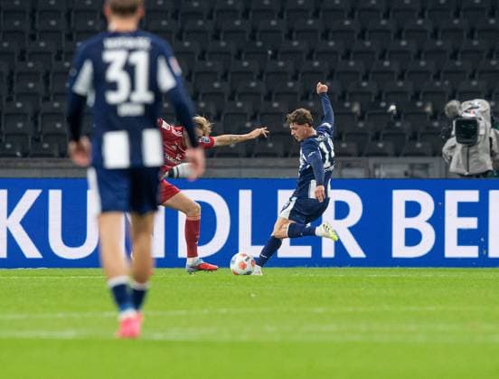 Fussball, Herren, Saison 2025 2026, 2. Bundesliga (10. Spieltag), Hertha BSC - Fortuna Düsseldorf, Maurice Krattenmacher (Hertha BSC) erzielt das Tor zum 1:0 gegen Jesper Daland (Düsseldorf), 25.10. 2025,