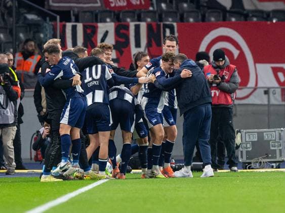 Fussball, Herren, Saison 2025 2026, 2. Bundesliga (10. Spieltag), Hertha BSC - Fortuna Düsseldorf, v.l. Luca Schuler (Hertha BSC), Diego Demme (Hertha BSC), Michael Cuisance (Hertha BSC), Sebastian Grönning (Hertha BSC), Maurice Krattenmacher (Hertha BSC), Trainer Stefan Leitl (Hertha BSC), Jubel nach Tor zum 1:0, 25.10. 2025,