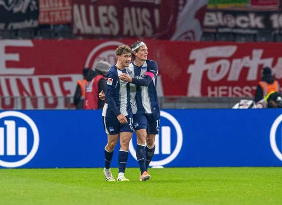 Fussball, Herren, Saison 2025 2026, 2. Bundesliga (10. Spieltag), Hertha BSC - Fortuna Düsseldorf, v.l. Maurice Krattenmacher (Hertha BSC), Fabian Reese (Hertha BSC), Jubel nach Tor zum 1:0, 25.10. 2025,
