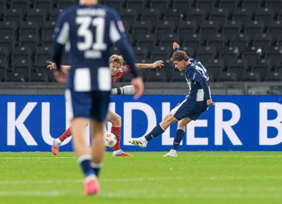 Fussball, Herren, Saison 2025 2026, 2. Bundesliga (10. Spieltag), Hertha BSC - Fortuna Düsseldorf, Maurice Krattenmacher (Hertha BSC) erzielt das Tor zum 1:0 gegen Jesper Daland (Düsseldorf), 25.10. 2025,