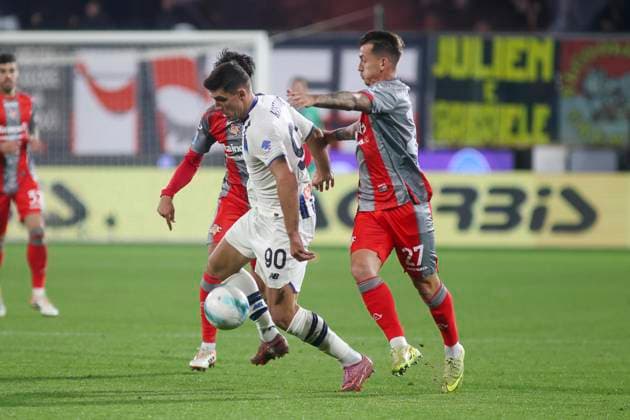 October 25, 2025, Cremona: Nikola Krstovic of Atalanta BC battle for the ball with Jari Vandeputte of US Cremonese during the italian soccer Serie A match between US Cremonesee vs Atalanta BC on October 25, 2025 at the Renato Zini stadium in Cremona, Italy. ANSA . Serie A; Cremonese Vs Atalanta  - ZUMAa110 20251025_zaf_a110_086 Copyright: xDavidexCasentinix