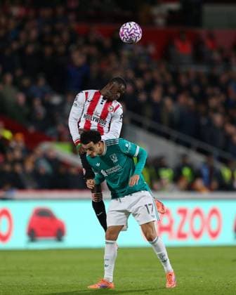 London, England, October 25 2025: Dango Ouattara (19 Brentford) jumps above Curtis Jones (17 Liverpool) for a header during the Premier League game between Brentford and Liverpool at Gtech Community Stadium in London, England. (Photo by Jay Patel Sports Press Photo SPP) Copyright: xJayxPatel SportsxPressxPhoto SPPx Sportspressphoto_SPR51262
