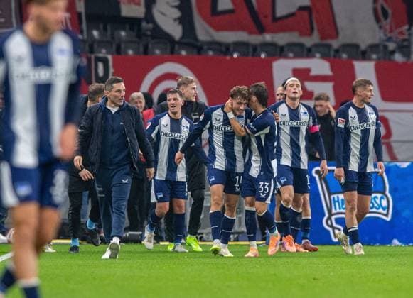 Fussball, Herren, Saison 2025 2026, 2. Bundesliga (10. Spieltag), Hertha BSC - Fortuna Düsseldorf, v.l. Trainer Stefan Leitl (Hertha BSC), Diego Demme (Hertha BSC), Maurice Krattenmacher (Hertha BSC), Michal Karbownik (Hertha BSC), Fabian Reese (Hertha BSC), Michael Cuisance (Hertha BSC), Jubel nach Tor zum 1:0, 25.10. 2025,