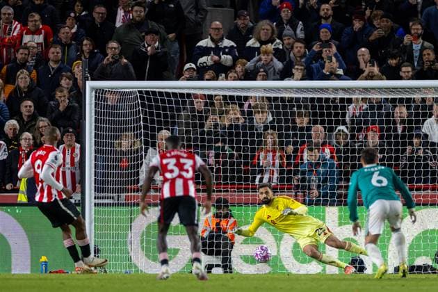 Football - FA Premier League - Brentford FC v Liverpool FC LONDON, ENGLAND - Saturday, October 24, 2025: Brentford s Igor Thiago scores his side s third goal with a penalty kick during the FA Premier League match between Brentford FC and Liverpool FC at the Brentford Community Stadium. (Photo by David Rawcliffe Propaganda) LONDON Brentford Community Stadium GREATER LONDON ENGLAND  Copyright: xDavidxRawcliffex P2025-10-25-Brentford_Liverpool-88