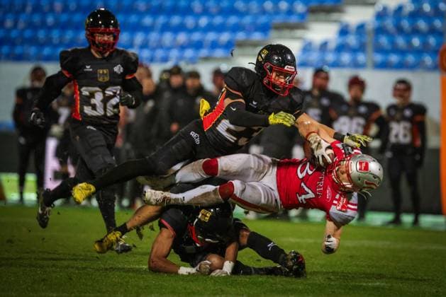 AMERICAN FOOTBALL - IFAF EC, GER vs AUT KREFELD,GERMANY,25.OCT.25 - AMERICAN FOOTBALL - IFAF European Championship, EM, Europameisterschaft Germany vs Austria. Image shows Sandro Platzgummer (AUT) and Nick Wenzelburger (GER).  GEPAxpictures xDavidxBitzan