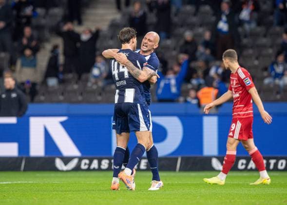 Fussball, Herren, Saison 2025 2026, 2. Bundesliga (10. Spieltag), Hertha BSC - Fortuna Düsseldorf, v.l. Linus Gechter (Hertha BSC), Toni Leistner (Hertha BSC), Jubel nach Abpfiff, 25.10. 2025,