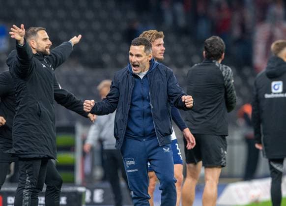Fussball, Herren, Saison 2025 2026, 2. Bundesliga (10. Spieltag), Hertha BSC - Fortuna Düsseldorf, v.l. Torhüter Marius Gersbeck (Hertha BSC), Trainer Stefan Leitl (Hertha BSC), Jubel nach Abpfiff, 25.10. 2025,