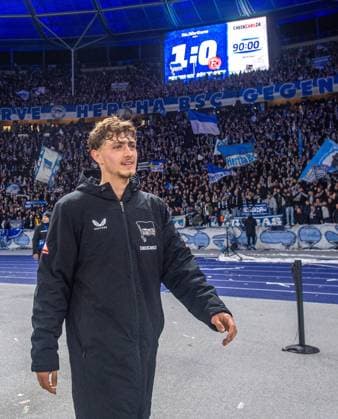 Fussball, Herren, Saison 2025 2026, 2. Bundesliga (10. Spieltag), Hertha BSC - Fortuna Düsseldorf, Maurice Krattenmacher (Hertha BSC) mit Anzeigetafel mit 1:0-Endstand, 25.10. 2025,