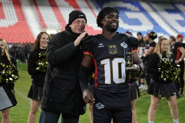 AMERICAN FOOTBALL - IFAF EC, GER vs AUT KREFELD,GERMANY,25.OCT.25 - AMERICAN FOOTBALL - IFAF European Championship, EM, Europameisterschaft Germany vs Austria. Image shows president Michael Eschlboeck (AFBOE) and Harlan Kwofie (GER).  GEPAxpictures xDavidxBitzan