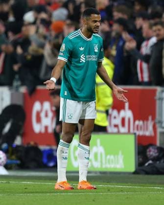 London, England, October 25 2025: Cody Gakpo (18 Liverpool) complains to the fourth official after Brentford score a second goal during the Premier League game between Brentford and Liverpool at Gtech Community Stadium in London, England. (Photo by Jay Patel Sports Press Photo SPP) Copyright: xJayxPatel SportsxPressxPhoto SPPx Sportspressphoto_SPR51289