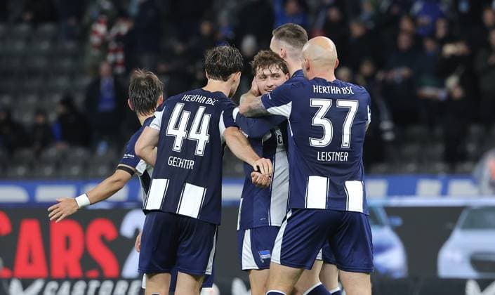 Linus Gechter, Maurice Krattenmacher, Toni Leistner jubelt nach Spielende Freude Emotion Jubel Schlußjubel Fußball Fussball DFL 2.Bundesliga Herren 10. Spieltag Saison 2025 2026 25.10.2025 Hertha BSC Berlin vs. Fortuna Düsseldorf DFL regulations prohibit any use of photographs as image sequences and or quasi-video
