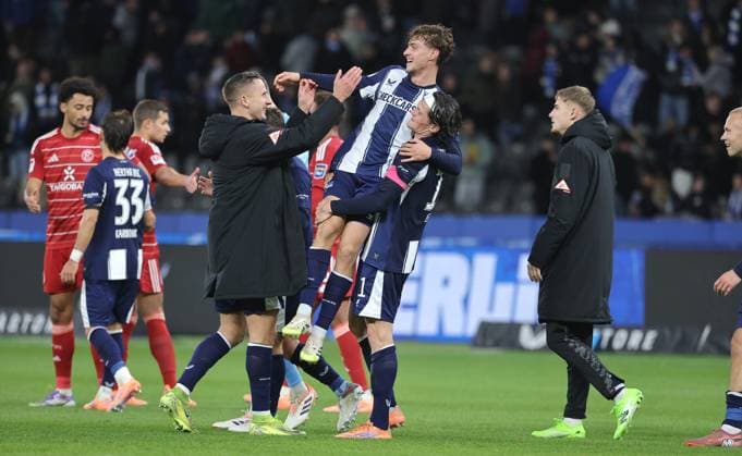 Paul Seguin, Maurice Krattenmacher, Fabian Reese jubelt nach Spielende Freude Emotion Jubel Schlußjubel Fußball Fussball DFL 2.Bundesliga Herren 10. Spieltag Saison 2025 2026 25.10.2025 Hertha BSC Berlin vs. Fortuna Düsseldorf DFL regulations prohibit any use of photographs as image sequences and or quasi-video