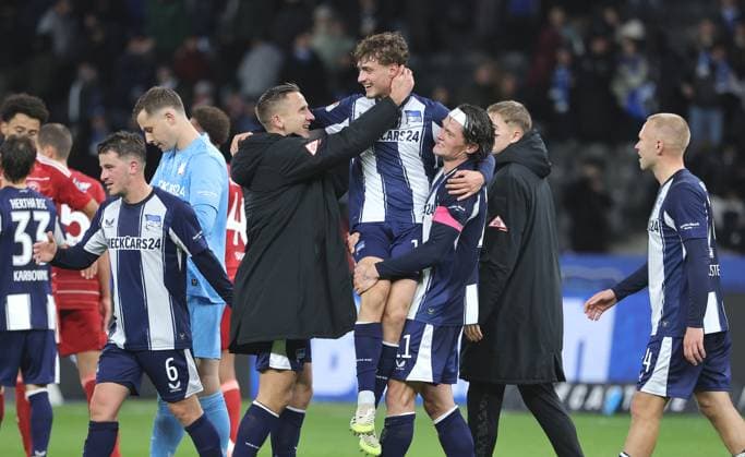 Paul Seguin, Maurice Krattenmacher, Fabian Reese jubelt nach Spielende Freude Emotion Jubel Schlußjubel Fußball Fussball DFL 2.Bundesliga Herren 10. Spieltag Saison 2025 2026 25.10.2025 Hertha BSC Berlin vs. Fortuna Düsseldorf DFL regulations prohibit any use of photographs as image sequences and or quasi-video