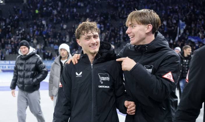Maurice Krattenmacher, Kennet Eichhorn jubelt nach Spielende Freude Emotion Jubel Schlußjubel Fußball Fussball DFL 2.Bundesliga Herren 10. Spieltag Saison 2025 2026 25.10.2025 Hertha BSC Berlin vs. Fortuna Düsseldorf DFL regulations prohibit any use of photographs as image sequences and or quasi-video