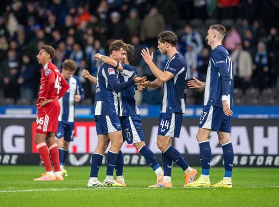 Fussball, Herren, Saison 2025 2026, 2. Bundesliga (10. Spieltag), Hertha BSC - Fortuna Düsseldorf, v.l. Maurice Krattenmacher (Hertha BSC), Michal Karbownik (Hertha BSC), Linus Gechter (Hertha BSC), Niklas Kolbe (Hertha BSC), Jubel nach Abpfiff, 25.10. 2025,