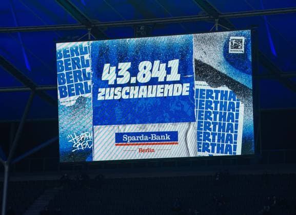 Fussball, Herren, Saison 2025 2026, 2. Bundesliga (10. Spieltag), Hertha BSC - Fortuna Düsseldorf, Anzeigetafel mit Zuschauerzahl: 43841, 25.10. 2025,