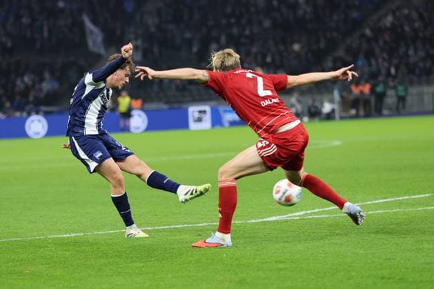 Hertha BSC - Fortuna Düsseldorf, 25.10.2025 BERLIN, DEUTSCHLAND - OCTOBER 25: goal, Maurice Krattenmacher (Hertha BSC 14) scores the 1:0 into the goal against Jesper Daland (Fortuna Düsseldorf, 2), during the Bundesliga match between Hertha BSC - Fortuna Düsseldorf at Olympiastadion on matchday 10 of the 2. Bundesliga on October 25, 2025 in Berlin, Deutschland. DFL REGULATIONS PROHIBIT ANY USE OF PHOTOGRAPHS AS IMAGE SEQUENCES AND OR QUASI-VIDEO.