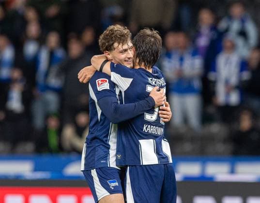 Fussball, Herren, Saison 2025 2026, 2. Bundesliga (10. Spieltag), Hertha BSC - Fortuna Düsseldorf, v.l. Maurice Krattenmacher (Hertha BSC), Michal Karbownik (Hertha BSC), Jubel nach Abpfiff, 25.10. 2025,
