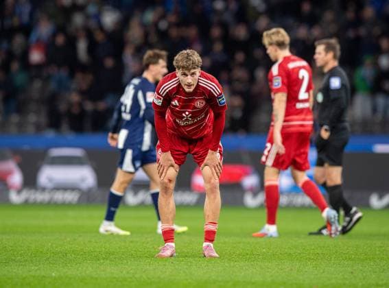 Fussball, Herren, Saison 2025 2026, 2. Bundesliga (10. Spieltag), Hertha BSC - Fortuna Düsseldorf, Luca Raimund (Düsseldorf), Enttäuschung nach Abpfiff, 25.10. 2025,