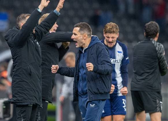 Fussball, Herren, Saison 2025 2026, 2. Bundesliga (10. Spieltag), Hertha BSC - Fortuna Düsseldorf, Trainer Stefan Leitl (Hertha BSC), Jubel nach Abpfiff, 25.10. 2025,