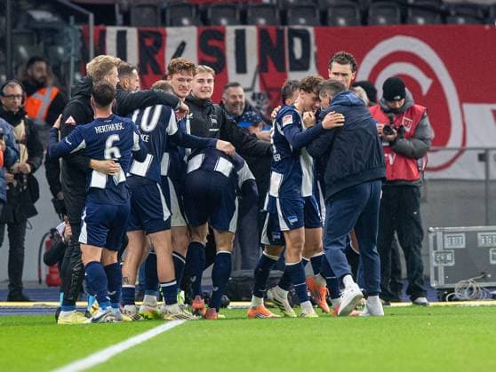 Fussball, Herren, Saison 2025 2026, 2. Bundesliga (10. Spieltag), Hertha BSC - Fortuna Düsseldorf, v.l. Luca Schuler (Hertha BSC), Diego Demme (Hertha BSC), Michael Cuisance (Hertha BSC), Sebastian Grönning (Hertha BSC), Maurice Krattenmacher (Hertha BSC), Trainer Stefan Leitl (Hertha BSC), Jubel nach Tor zum 1:0, 25.10. 2025,