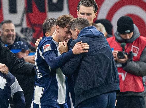 Fussball, Herren, Saison 2025 2026, 2. Bundesliga (10. Spieltag), Hertha BSC - Fortuna Düsseldorf, v.l. Maurice Krattenmacher (Hertha BSC), Trainer Stefan Leitl (Hertha BSC), Jubel nach Tor zum 1:0, 25.10. 2025,