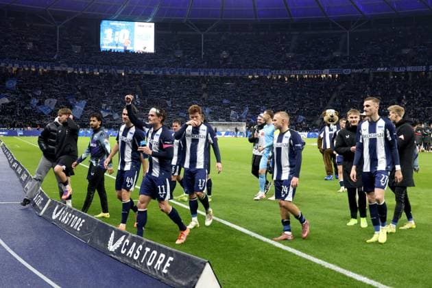 DEU, DFL, 2. FBL, Hertha BSC vs. Forrtuna Duesseldorf, 25.10.2025, Berliner Olympiastadion, Berlin, DEU, DFL, 2. FBL, Hertha BSC vs. Forrtuna Duesseldorf, im Bild Hertha-Spielerkreis, Anzeigetafel mit dem Endergebnis DFL - regulations prohibit any use of Photographs as image sequences and or quasi-video