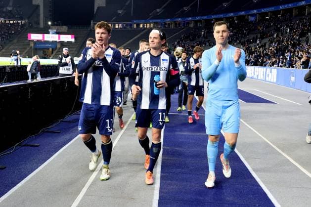DEU, DFL, 2. FBL, Hertha BSC vs. Forrtuna Duesseldorf, 25.10.2025, Berliner Olympiastadion, Berlin, DEU, DFL, 2. FBL, Hertha BSC vs. Forrtuna Duesseldorf, im Bild Hertha-Spielerkreis, Anzeigetafel mit dem Endergebnis, Fabian Reese (Hertha BSC Berlin 11), Tjark Ernst (Hertha BSC Berlin 1), Sebastian Groenning (Hertha BSC Berlin 17) DFL - regulations prohibit any use of Photographs as image sequences and or quasi-video