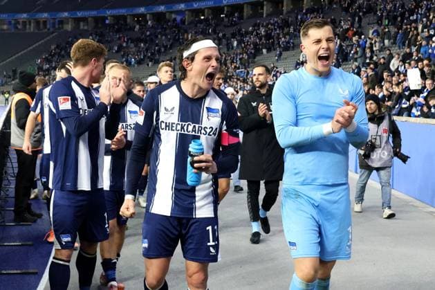 DEU, DFL, 2. FBL, Hertha BSC vs. Forrtuna Duesseldorf, 25.10.2025, Berliner Olympiastadion, Berlin, DEU, DFL, 2. FBL, Hertha BSC vs. Forrtuna Duesseldorf, im Bild Hertha-Spielerkreis, Anzeigetafel mit dem Endergebnis, Fabian Reese (Hertha BSC Berlin 11), Tjark Ernst (Hertha BSC Berlin 1) DFL - regulations prohibit any use of Photographs as image sequences and or quasi-video